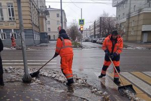 Сегодня убирать снег с дорог в Курске будут 47 спецмашин и 60 рабочих