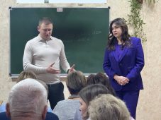 Заместитель губернатора Курской области передал зимние вещи жителям ПВР