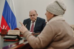 Губернатор Алексей Смирнов провёл личный приём курян