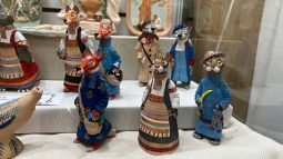 В Курске открыли выставку авторских керамических фигурок