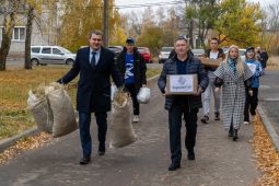 Ректор и волонтеры курского ГАУ привезли корм для коз семьи переселенцев