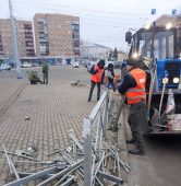 В центре Курске восстанавливают ограждение после ДТП