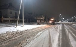 45 единиц техники убирали Курск от снега ночью