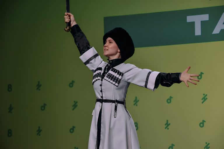 Женщина помогает. Хочу помогать женщинам. На помощь девочкам и женщинам. Женщина помогает женщине. Хочу помогать женщинам.