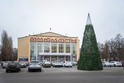 В трёх округах Курска начался монтаж новогодних елей