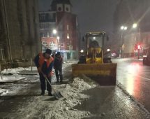 В Курске с гололедом борются 73 дорожных рабочих