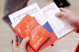 Курская школьница получила паспорт в Совете Федерации