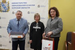 В Курской области многодетная семья получила планшеты и ноутбук для детей