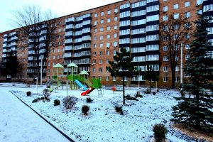 В Курске заменили детскую площадку, которую летом повредило обломком ракеты