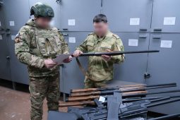 Росгвардейцы передали 50 охотничьих ружей в отряд «Барс-Курск»