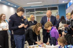 Курский школьник расписывал с министром просвещения РФ ёлочные игрушки