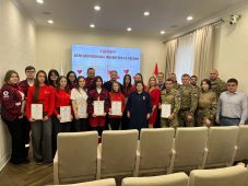 Заместитель губернатора Курской области Андрей Белостоцкий наградил волонтёров-медиков