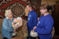 Курские молодогвардейцы поздравили блокадницу Валентину Щетинину