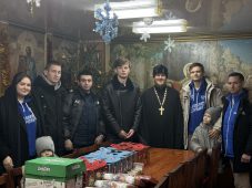 Курские молодогвардейцы передали рождественские подарки в приходскую школу