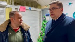Замглавы администрации Курска проверил работу пункта выдачи гумпомощи на Центральном рынке