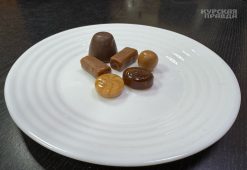 Четверо курян изготавливали конфеты с наркотиками на продажу