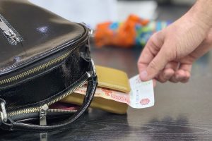 Охранник проиграл деньги покупателя