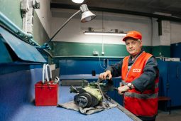 Житель Курска полвека работает на одном заводе