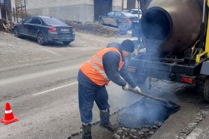 Курские дорожники убирают улицы и латают ямы на проезжей части