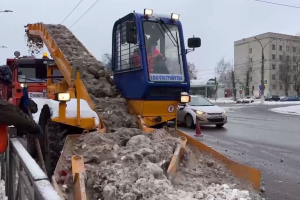 Курские дорожники убирают снежные отвалы по улице Дзержинского