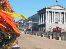 Специалисты закончили украшать Курск к Масленице и принялись убирать улицы