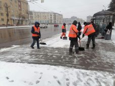 Внезапный снег вывел на улицы Курска 81 рабочего и 75 спецмашин