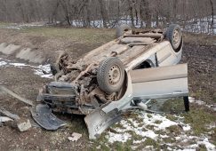 В ДТП под Курском перевернулась легковушка