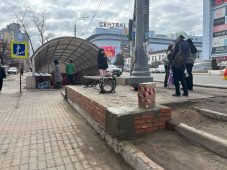 В центре Курска починили подпорную стену остановки
