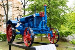 В аграрном университете установили послевоенный  трактор