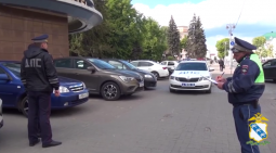 В Курске водителей штрафуют за неправильную парковку на улице Ленина