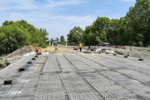 Дорожники ремонтируют мост до Защитного