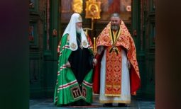 Патриарх Кирилл наградил прошедшего по трубе в Судже священника