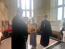 Вице-спикер Госдумы Анна Кузнецова передала икону супруге курского священника