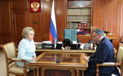 Хинштейн обсудил вопросы поддержки жителей Курской области с председателем Совфеда