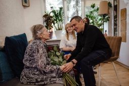 Александр Хинштейн поздравил со столетием участницу войны Клавдию Гусельникову 