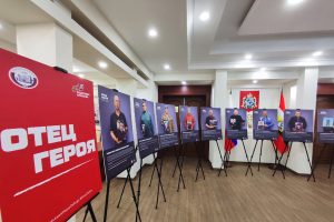 В Курской областной Думе открыли выставку «Отец героя»