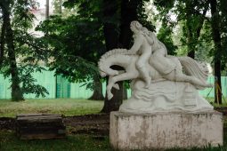 В курском Детском парке отреставрируют сказочные скульптуры