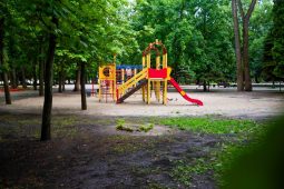 В курском парке Героев гражданской войны демонтируют детскую площадку