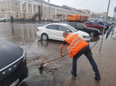 В Курске дождь забил ливневые канализации