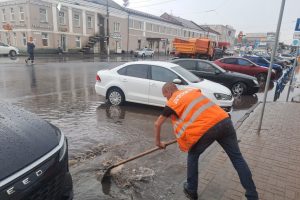 В Курске дождь забил ливневые канализации