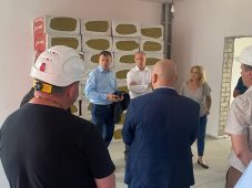 Владимир Базаров проверил ход работ в детсаду на Клыкова