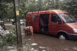 Гроза рвала ЛЭП и валила деревья