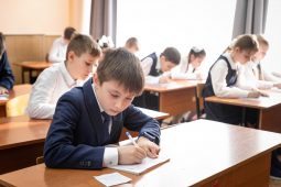 Многодетные семьи Курска получат деньги на школьную одежду