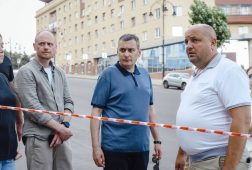 Александр Хинштейн проверил ход ремонта фасадов в историческом центре Курска