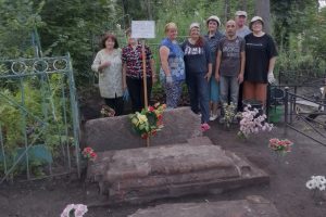 Надгробия освободили от мусора