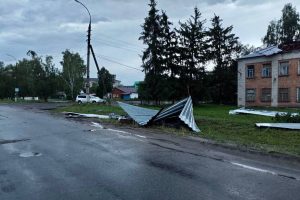 Во Льгове Курской области ураган повредил кровли 30 домов и зданий