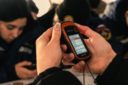 Волонтеры спасли 72-летнюю курянку из болота