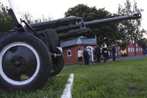 Живым и мёртвым