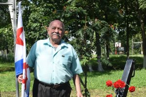 Якорь, флаги и флагшток на суше