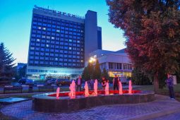 После долгого простоя фонтан в центре Курска вновь заработал